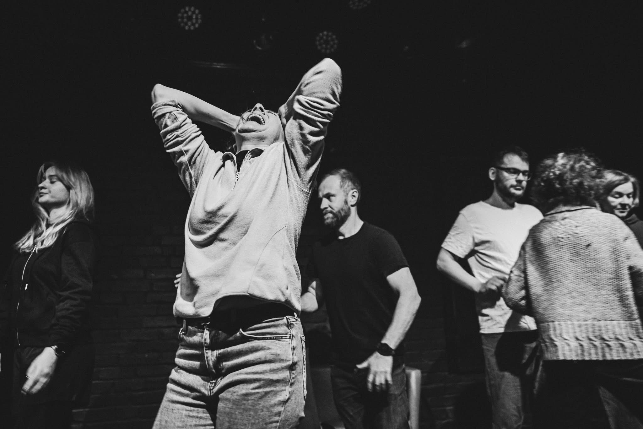 SŁABI – TEATR KORELACJI | SPEKTAKL